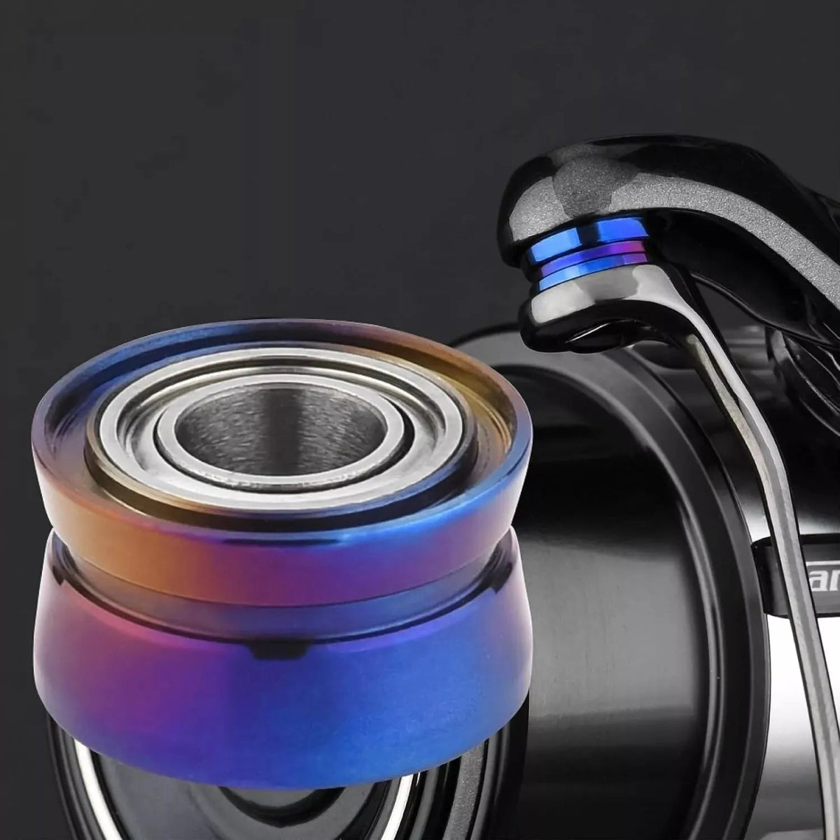 Nahaufnahme eines Gomexus Schnurlaufröllchens für Shimano Angelrollen von Gomexus, mit detaillierten Rillen und Titan-Linienroller-Bügeldraht mit blau-orangem Metallic-Finish vor dunklem Hintergrund.