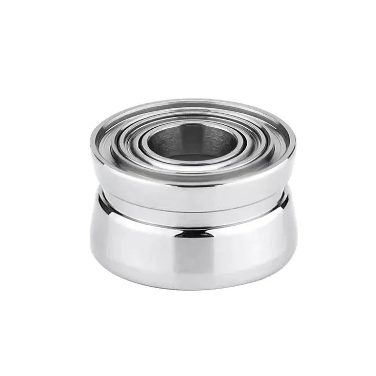 Das Gomexus Schnurlaufröllchen für Shimano Angelrollen von Gomexus, in Silber, präsentiert sich kompakt arrangiert auf einem schlichten weißen Hintergrund.