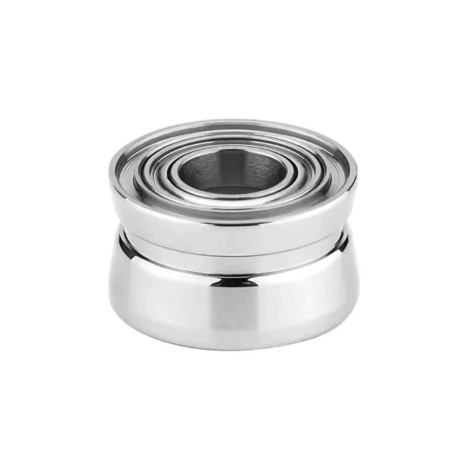 Das Gomexus Schnurlaufröllchen für Shimano Angelrollen von Gomexus, in Silber, präsentiert sich kompakt arrangiert auf einem schlichten weißen Hintergrund.