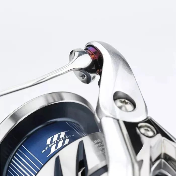 Nahaufnahme eines Gomexus Schnurlaufröllchens für Shimano Angelrollen, die den Griffansatz und einen Teil der Spule zeigt. Modernes blau-silbernes Design mit 