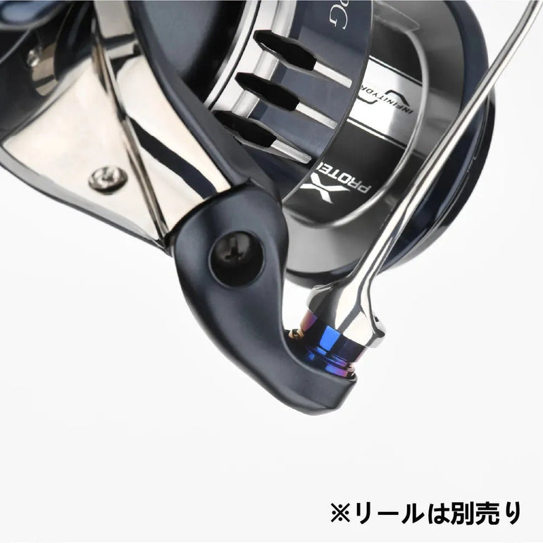 Nahaufnahme eines Gomexus Schnurlaufröllchens für Shimano SW Angelrollen der Marke Gomexus mit metallischen Titan-Details auf weißem Hintergrund. Japanischer Text: Rolle separat erhältlich. Kompatibel mit Shimano SW-Rollen.