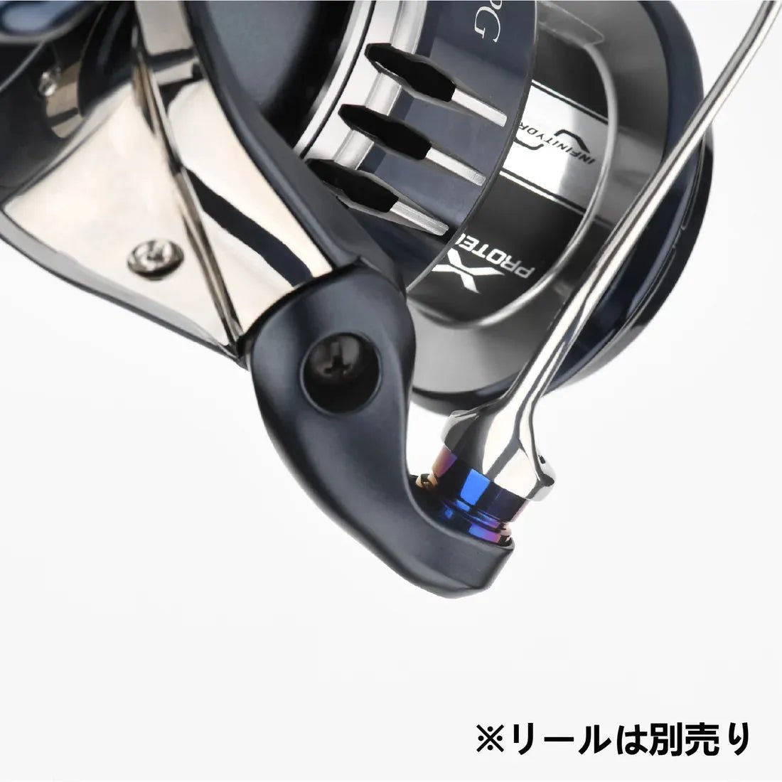 Nahaufnahme eines Gomexus Schnurlaufröllchens für Shimano SW Angelrollen der Marke Gomexus mit metallischen Titan-Details auf weißem Hintergrund. Japanischer Text: Rolle separat erhältlich. Kompatibel mit Shimano SW-Rollen.
