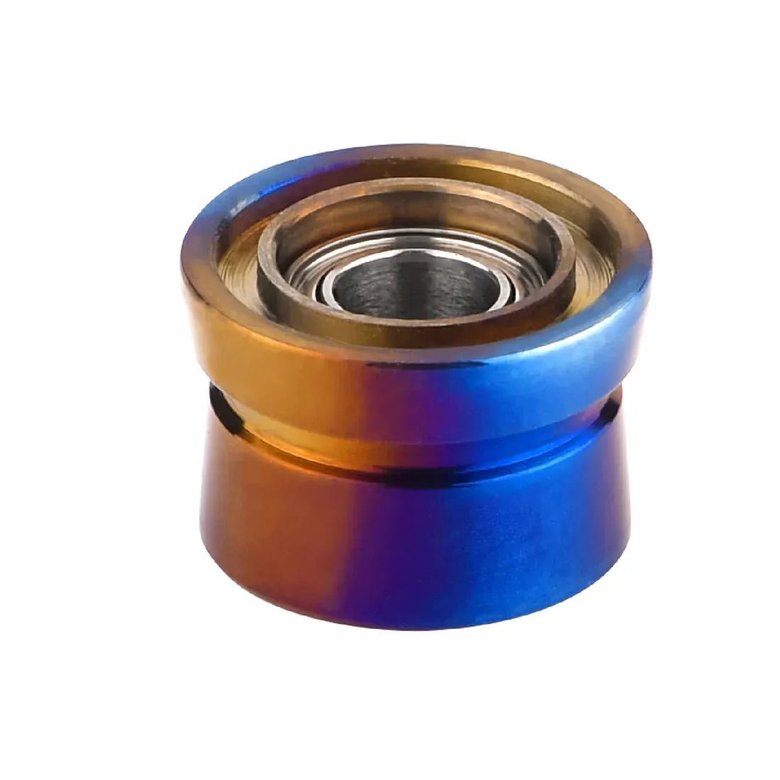 Ein zylindrisches Metallobjekt mit einem Farbverlauf in Blau und Gold, das dem Gomexus Schnurlaufröllchen für Shimano SW Angelrollen von Gomexus ähnelt und über ein zentrales Lager und eine ausgestellte Basis verfügt, isoliert auf einem weißen Hintergrund.