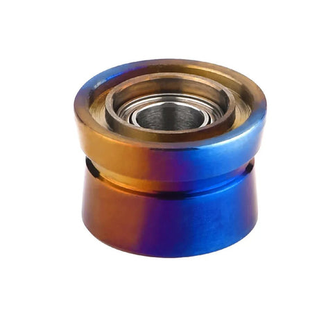 Ein zylindrisches Metallobjekt mit einem Farbverlauf in Blau und Gold, das dem Gomexus Schnurlaufröllchen für Shimano SW Angelrollen von Gomexus ähnelt und über ein zentrales Lager und eine ausgestellte Basis verfügt, isoliert auf einem weißen Hintergrund.