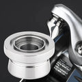 Nahaufnahme eines metallischen Siebträgers und Brühkopfs einer Kaffeemaschine mit detaillierter Chromoberfläche, mit Präzision gefertigt wie die Gomexus Schnurlaufröllchen für Shimano SW Angelrollen von Gomexus, vor einem dunklen Hintergrund.