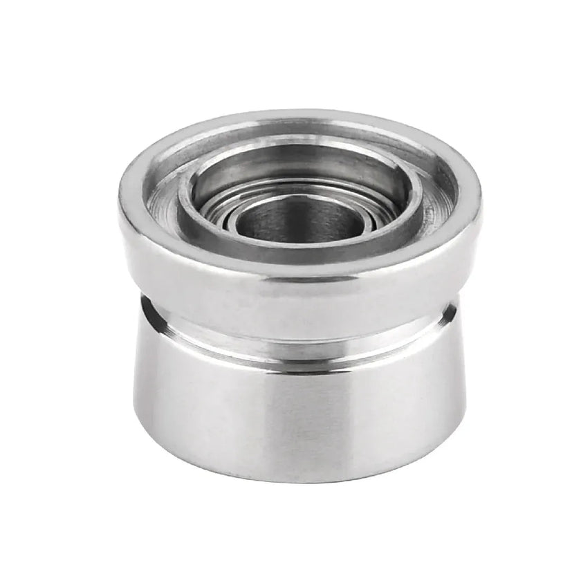 Ein Gomexus Schnurlaufröllchen für Shimano SW Angelrollen, ein zylindrisches Teil aus Edelstahl mit hohler Mitte und geriffeltem Design von Gomexus, ist vor einem weißen Hintergrund abgebildet.