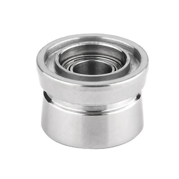 Ein Gomexus Schnurlaufröllchen für Shimano SW Angelrollen, ein zylindrisches Teil aus Edelstahl mit hohler Mitte und geriffeltem Design von Gomexus, ist vor einem weißen Hintergrund abgebildet.