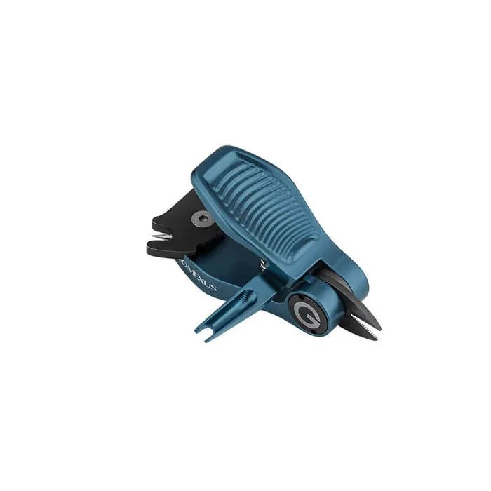 Das Gomexus SharkBite Schnurknipser Combo von Gomexus ist ein kompaktes blaues Multitool mit strukturiertem Griff, das verschiedene ausklappbare Komponenten wie eine Zange, einen Schraubenschlüssel, ein spitzes Werkzeug und scharfe Edelstahlklingen enthält - alle teilweise ausgefahren.