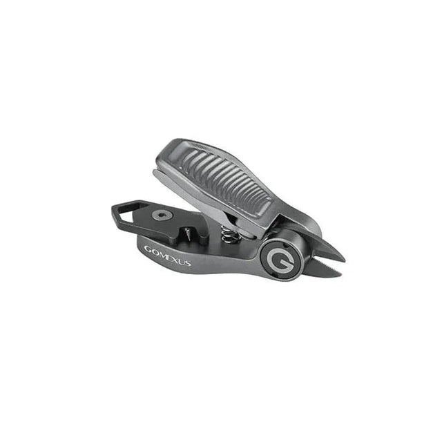 Eine Nahaufnahme des rauchfarbenen Gomexus SharkBite Schnurknipser Combo mit strukturiertem Griff und "Gomexus"-Branding. Es verfügt über Edelstahlklingen, einen Federmechanismus und ein kompaktes, ergonomisches Design.