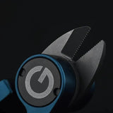 Eine Nahaufnahme des Gomexus SharkBite Schnurknipser Combo von Gomexus mit gezackten Edelstahlklingen, einem dunkelblauen Griff und einem runden Emblem mit einem Machtsymbol auf der Seite vor einem schwarzen Hintergrund.