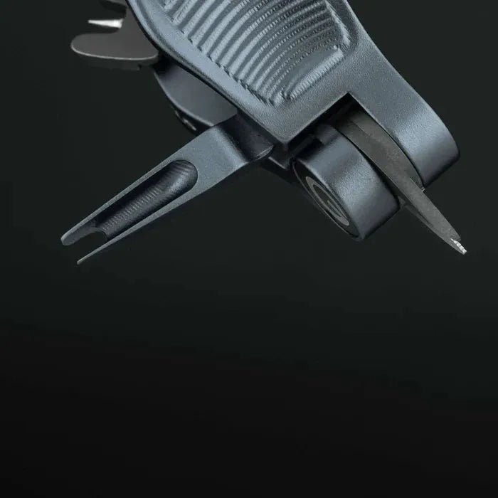Eine Nahaufnahme des Gomexus SharkBite Schnurknipser Combo von Gomexus, ein schwarzes Multitool mit verlängerten Edelstahlklingen und einem Aufbrechwerkzeug, vor einem dunklen Hintergrund.