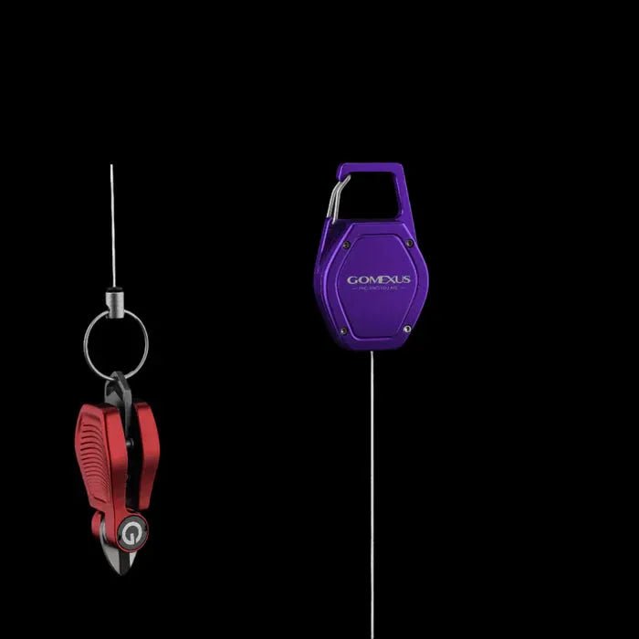 Ein rot-schwarzer Knotentool Angelschnurclip und ein violetter Gomexus SharkBite Schnurknipser Combo werden vor einem schwarzen Hintergrund gezeigt, beide mit dem Gomexus Branding versehen.