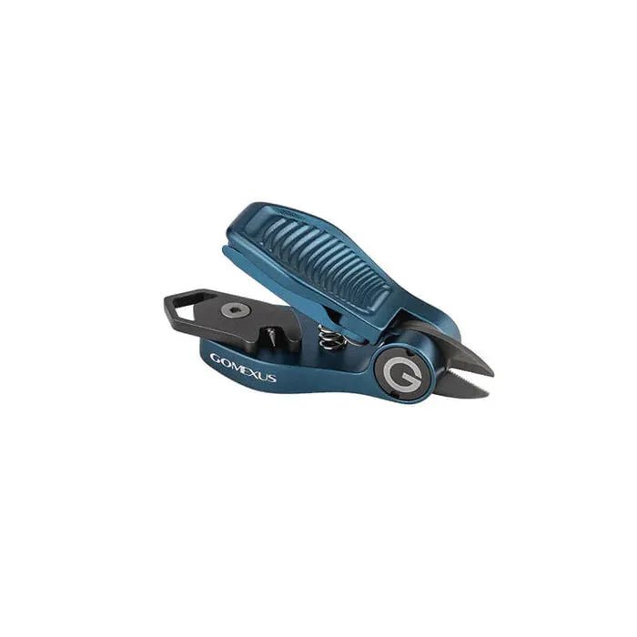 Der Gomexus SharkBite Schnurknipser Combo von Gomexus ist ein kompaktes, blaues Schnurschneidewerkzeug mit federbelastetem Griff, sichtbarer Edelstahlklinge und GOMEXUS SharkBite-Etikett an der Seite, abgebildet auf weißem Hintergrund.
