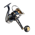 Eine Nahaufnahme des Gomexus Spinning Power Handle 90 mm mit einem 45 mm oder 50 mm Titanknauf für Daiwa-Rollen, gefertigt aus CNC-gefrästem Aluminium in Schwarz, Gold und Silber für verbesserte Haltbarkeit und Präzision.