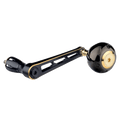 Ein Gomexus Spinning Power Handle 90 mm mit 45 mm oder 50 mm Titan-Knopf für Daiwa, in Schwarz und Gold, mit abgerundetem Griff und CNC-gefrästem Aluminium-Ausschnittarm, auf weißem Hintergrund.