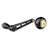 Ein Gomexus Spinning Power Handle 90 mm mit 45 mm oder 50 mm Titan-Knopf für Daiwa, in Schwarz und Gold, mit abgerundetem Griff und CNC-gefrästem Aluminium-Ausschnittarm, auf weißem Hintergrund.