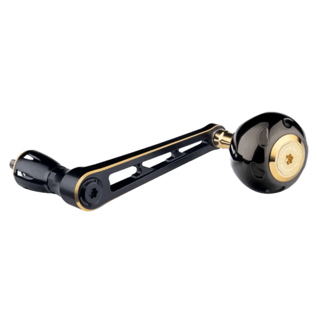 Ein Gomexus Spinning Power Handle 90 mm mit 45 mm oder 50 mm Titan-Knopf für Daiwa, in Schwarz und Gold, mit abgerundetem Griff und CNC-gefrästem Aluminium-Ausschnittarm, auf weißem Hintergrund.