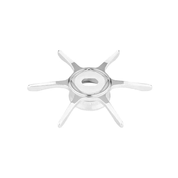 Die Gomexus Sternbremse 60 mm für Shimano Antares 19 ist ein silbernes Metallzubehör mit sechs gebogenen Armen um eine zentrale Nabe für perfekten Halt. Abbildung auf weißem Hintergrund. Marke: Gomexus.