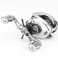 Eine Nahaufnahme des 60-mm-Griffs der Gomexus Sternbremse auf einer Shimano Antares 19-Baitcasting-Rolle mit Doppelgriffen, perfektem Halt und sichtbarem Gomexus-Branding vor einem schlichten weißen Hintergrund.