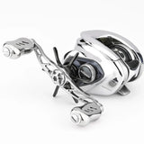 Eine Nahaufnahme des 60-mm-Griffs der Gomexus Sternbremse auf einer Shimano Antares 19-Baitcasting-Rolle mit Doppelgriffen, perfektem Halt und sichtbarem Gomexus-Branding vor einem schlichten weißen Hintergrund.