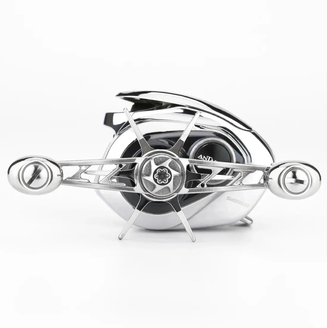 Eine Nahaufnahme der Gomexus Sternbremse 60 mm für Shimano Antares 19 zeigt ihr silbernes rundes Zahnrad, die Griffarme und die präzisen Metallteile mit perfektem Griff von Gomexus, alles vor einem schlichten weißen Hintergrund.