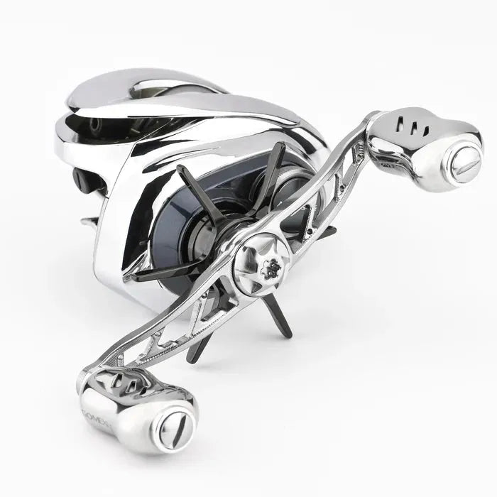 Eine Nahaufnahme der Gomexus Sternbremse 60 mm für Shimano Antares 19 von Gomexus, die ihr glänzendes, metallisches Finish, ihr schlankes, modernes Design, ihren ergonomischen Griff und ihr kompaktes Gehäuse vor einem schlichten weißen Hintergrund zeigt.