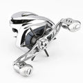 Eine Nahaufnahme der Gomexus Sternbremse 60 mm für Shimano Antares 19 von Gomexus, die ihr glänzendes, metallisches Finish, ihr schlankes, modernes Design, ihren ergonomischen Griff und ihr kompaktes Gehäuse vor einem schlichten weißen Hintergrund zeigt.