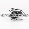 Nahaufnahme der Gomexus Sternbremse 60 mm auf einer Shimano Antares 19 Rolle. Sie besticht durch ihr glänzendes Silber-Finish mit schwarzen Akzenten. Der horizontale Griff hebt die sternförmige Gomexus Sternbremse von Gomexus hervor, die vor einem schlichten weißen Hintergrund zu sehen ist.