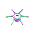 Eine metallische, regenbogenfarbene Gomexus Sternbremse 60 mm für Shimano Baitcastrolle, mit sechs Armen und einem sechseckigen Mittelloch, in der Farbe Aurora von Gomexus, dargestellt auf einem weißen Hintergrund.