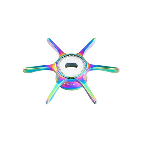 Eine metallische, regenbogenfarbene Gomexus Sternbremse 60 mm für Shimano Baitcastrolle, mit sechs Armen und einem sechseckigen Mittelloch, in der Farbe Aurora von Gomexus, dargestellt auf einem weißen Hintergrund.