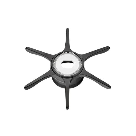 Ein schwarzes sechsbeiniges Objekt mit einem kreisförmigen Zentrum und einer sechseckigen Öffnung aus Metall, das als Gomexus Sternbremse 60 mm von Gomexus (Schwarz) identifiziert wird, wird auf einem weißen Hintergrund fotografiert.