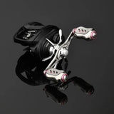 Eine Nahaufnahme der Gomexus Sternbremse 65 mm | Daiwa von Gomexus mit einem modernen silber-schwarzen Design mit roten Akzenten und einer robusten Sternbremse, die auf einer reflektierenden schwarzen Oberfläche dargestellt ist.