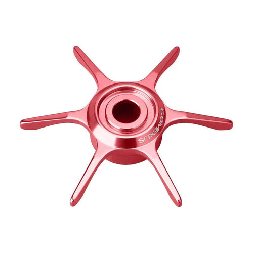 Eine metallisch pinke, sechsspeichige, sternförmige Fahrradnabe im Stardrag-Design mit „Gomexus“-Branding vor weißem Hintergrund. Produkt: Gomexus Sternbremse 65 mm | Daiwa.