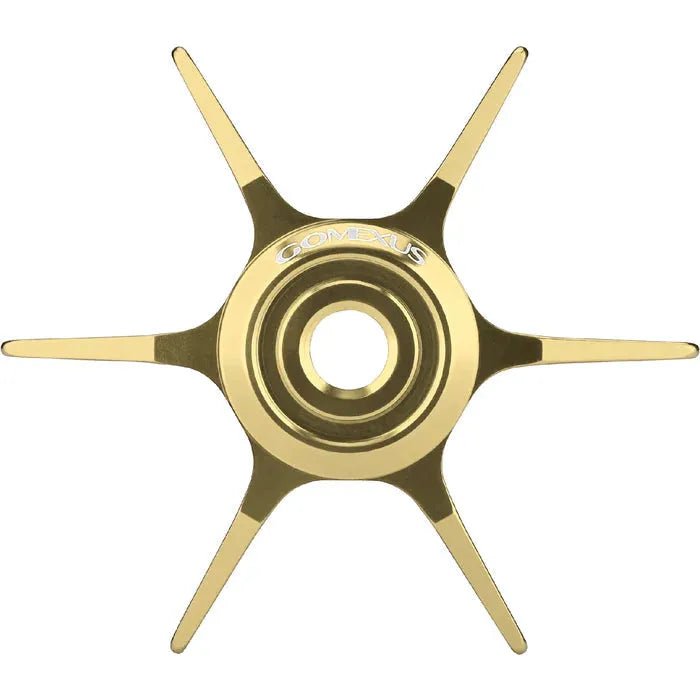Die Gomexus Sternbremse Aluminium 64 mm für Abu Garcia ist ein goldenes, sechsspeichiges, sternförmiges Upgrade-Teil mit einem zentralen Loch und der Gravur „Gomexus“, von oben auf weißem Hintergrund dargestellt.