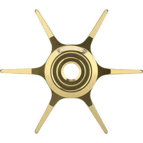 Die Gomexus Sternbremse Aluminium 64 mm für Abu Garcia ist ein goldenes, sechsspeichiges, sternförmiges Upgrade-Teil mit einem zentralen Loch und der Gravur „Gomexus“, von oben auf weißem Hintergrund dargestellt.