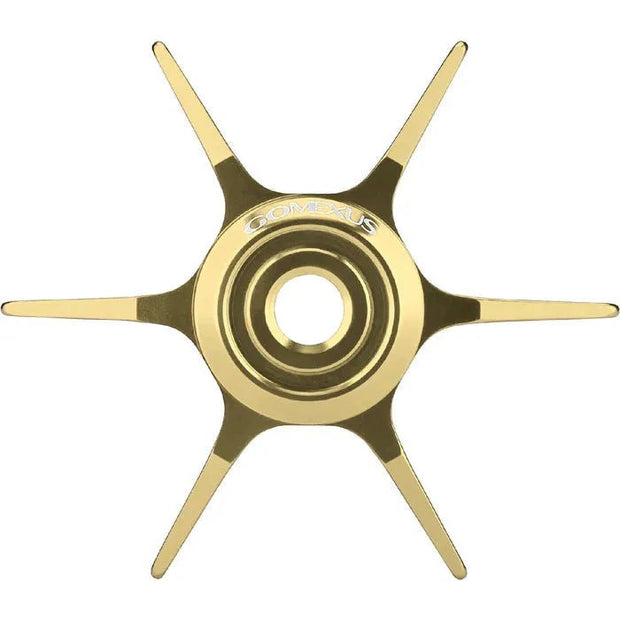 Die Gomexus Sternbremse Aluminium 64 mm für Abu Garcia ist ein goldenes, sechsspeichiges, sternförmiges Upgrade-Teil mit einem zentralen Loch und der Gravur „Gomexus“, von oben auf weißem Hintergrund dargestellt.