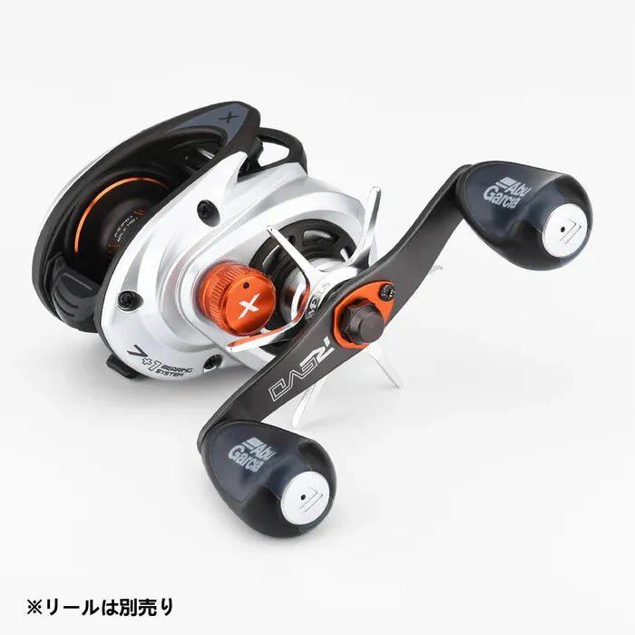 Eine Nahaufnahme eines silber-schwarzen Abu Garcia-Baitcasting-Rollengriffs mit orangefarbenen Akzenten zeigt die Gomexus Sternbremse Aluminium 64 mm; in der unteren linken Ecke sind „All Guard“-Etiketten und japanischer Text sichtbar.