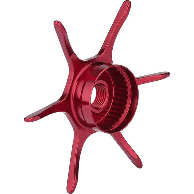 Auf weißem Hintergrund ist eine rot-metallic Gomexus Sternbremse Aluminium 64 mm für Abu Garcia abgebildet, ein sechsspeichiges Upgrade-Bauteil mit zahnradähnlicher Mitte und Gewinde im Inneren.