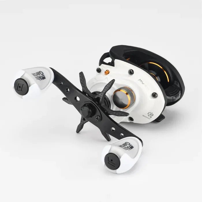 Eine Nahaufnahme der Gomexus Sternbremse Carbon 60 mm von Gomexus für Abu Garcia, einer schwarz-weißen Carbon-Baitcast-Rolle mit Doppelgriffen und Einstellrad, isoliert auf einem schlichten weißen Hintergrund.