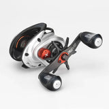 Eine Nahaufnahme der Gomexus Sternbremse Carbon 60-mm-Rolle für Abu Garcia mit silberner und schwarzer Carbonkonstruktion, roten Akzenten, zwei Kurbelknöpfen und Markenmarkierungen vor einem schlichten weißen Hintergrund.