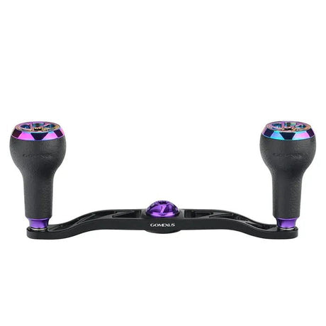Der 120-mm-Griff Gomexus Super Duralumin verfügt über zwei 27-mm-Aurora-TPE-Knöpfe (7 x 4 mm), ein schwarz-violettes Design und zeigt den Markennamen Gomexus in weißer Schrift auf der zentralen Verbindung.