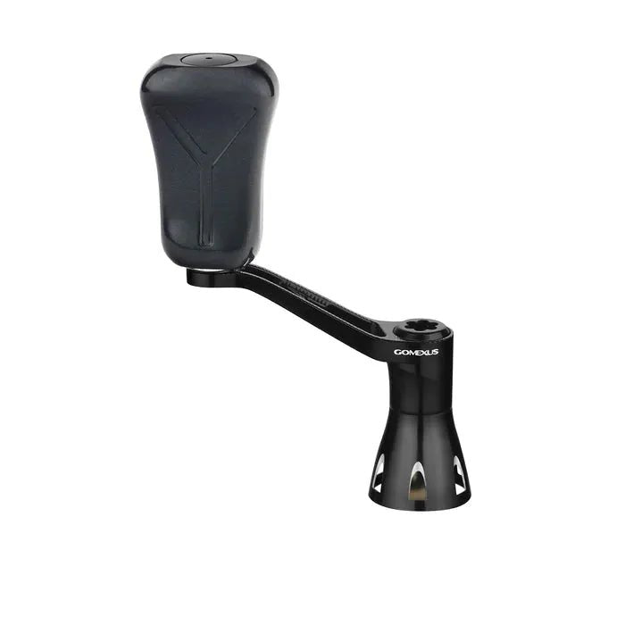 Ein Angelrollengriff aus Gomexus Super Duralumin mit 35 mm Griff und 21 mm Composite-Knauf wird auf einem schlichten weißen Hintergrund angezeigt, wobei der ergonomische Knauf und das schlanke, leicht abgewinkelte Armdesign hervorgehoben werden.