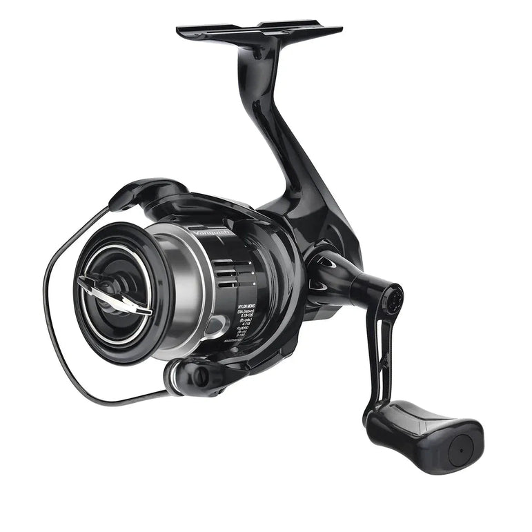 Eine Nahaufnahme des 35-mm-Griffs Gomexus Super Duralumin mit einem 21-mm-Verbundknauf von Gomexus, dargestellt auf einer modernen schwarz-silbernen Angelrolle mit Schnurbügel, isoliert auf Weiß.