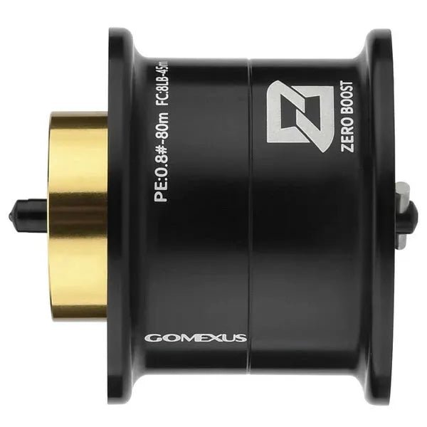 Eine Nahaufnahme der schwarz-goldenen Gomexus Super Duralumin Spule | Steez SV TW 24 von der Seite zeigt den Markennamen, die technischen Daten, das Bremssystem und die Hochleistungs-Super-Duralumin-Spule.