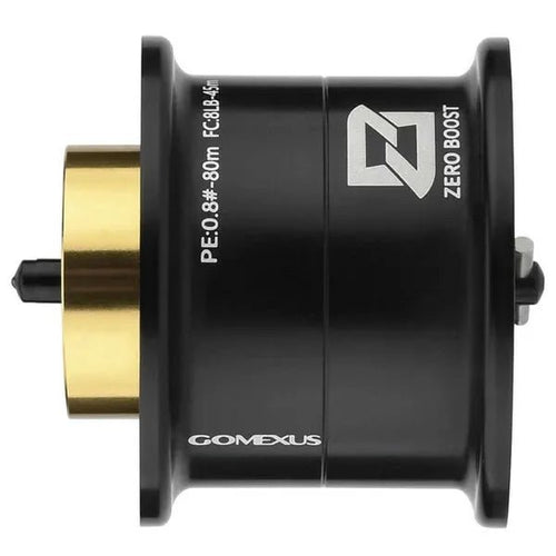 Eine Nahaufnahme der schwarz-goldenen Gomexus Super Duralumin Spule | Steez SV TW 24 von der Seite zeigt den Markennamen, die technischen Daten, das Bremssystem und die Hochleistungs-Super-Duralumin-Spule.