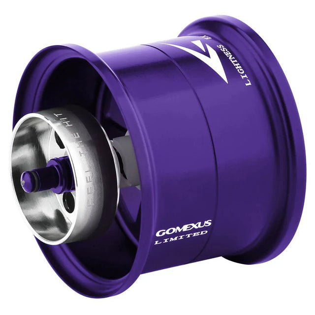 Eine Nahaufnahme der Gomexus Super Duralumin Spule | Steez SV TW, einer violetten CNC-gefrästen Aluminiumspule mit silbernen Rändern. Der Markenname und das Logo von Gomexus sind auf ihre Oberfläche gedruckt.
