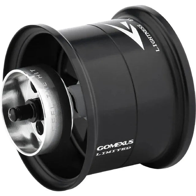 Die Gomexus Super Duralumin Spule für Steez SV TW, aus schwarz-silbernem CNC-Aluminium mit „FEEL THE HIT“-Gravur, ist leicht, offen designt und trägt das Gomexus Limited Logo seitlich – ideal für alle Baitcasting-Ruten.