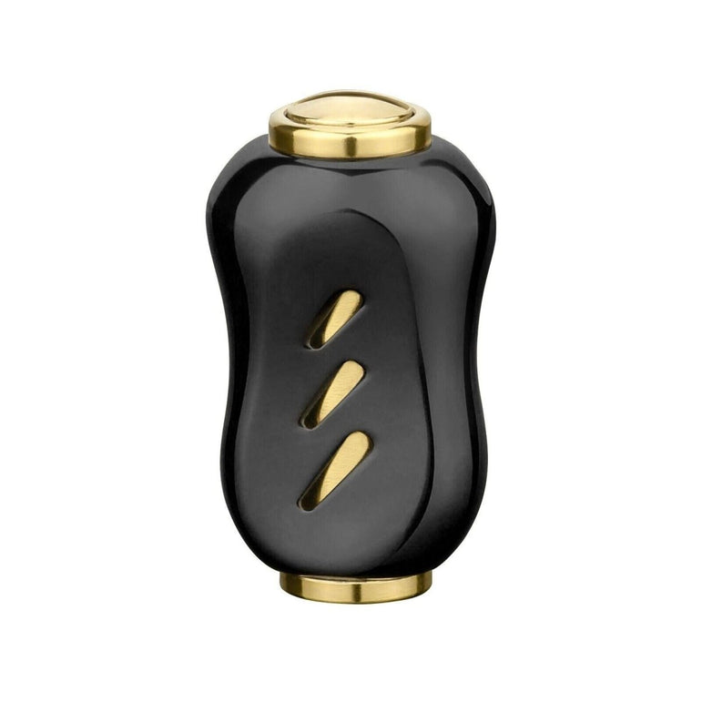 Ein schwarz-goldener Gomexus-Knopf aus Titan (22 mm) mit zylindrischer, gewellter Form, drei diagonalen Goldschlitzen an der Seite und goldfarbenen, runden Enden wird vor einem schlichten weißen Hintergrund gezeigt.