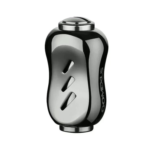 Der Gomexus Titanium 22 mm Knauf ist ein rauchfarbener, metallischer, ergonomisch geformter Angelrollenknauf mit zwei schrägen Schlitzen, schwarzen Akzenten an beiden Enden und "Gomexus"-Branding - mit langlebigen schwarzen Titanknäufen. Schlichter weißer Hintergrund.