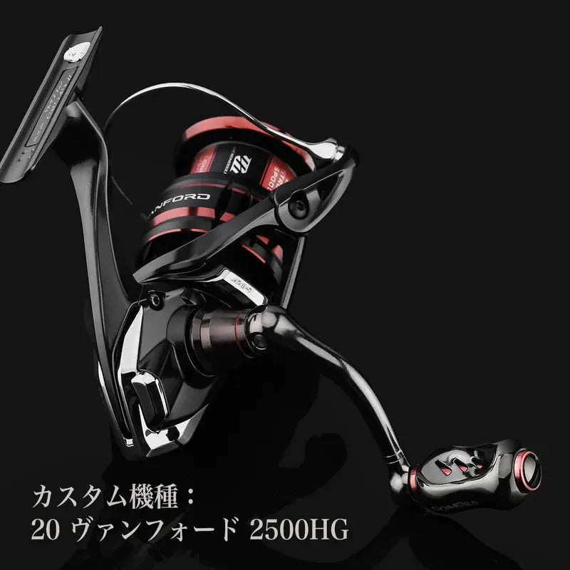 Eine schwarze und rote Gomexus-Angelrolle mit 22-mm-Titanknauf ist vor einem dunklen Hintergrund abgebildet. In der unteren linken Ecke erscheinen japanische Schrift und die Modellbezeichnung 20 ヴァンフォード 2500HG.